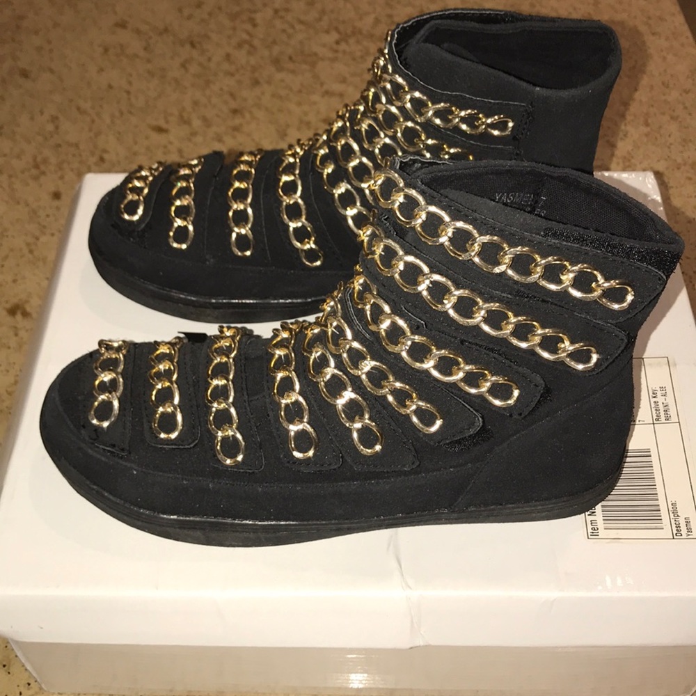 N.Y.L.A. Yasmen Sneakers Black Suede Gold Chain - Picture 2 of 3